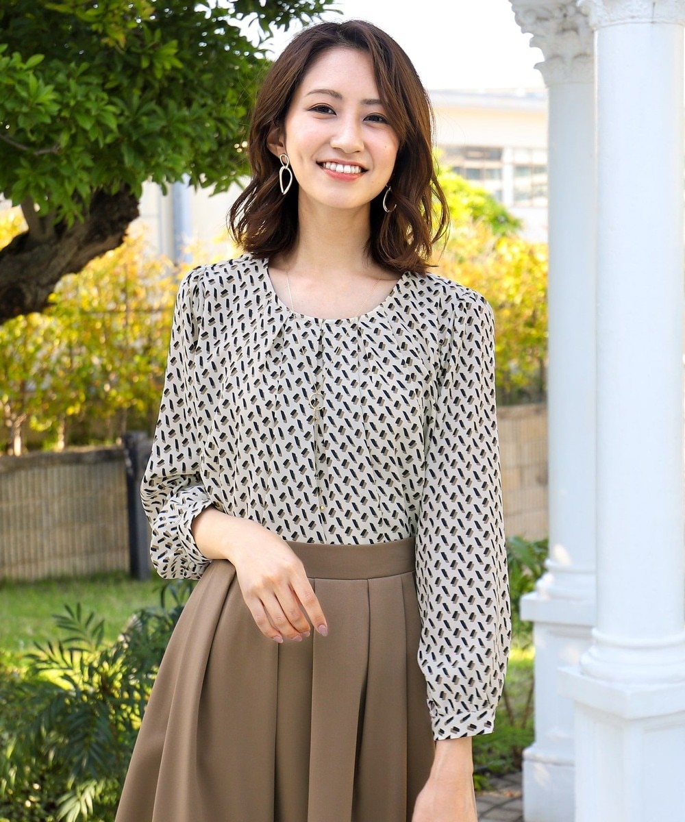 【洗える】シックな着こなしに映えるプリント柄フロントタックブラウス