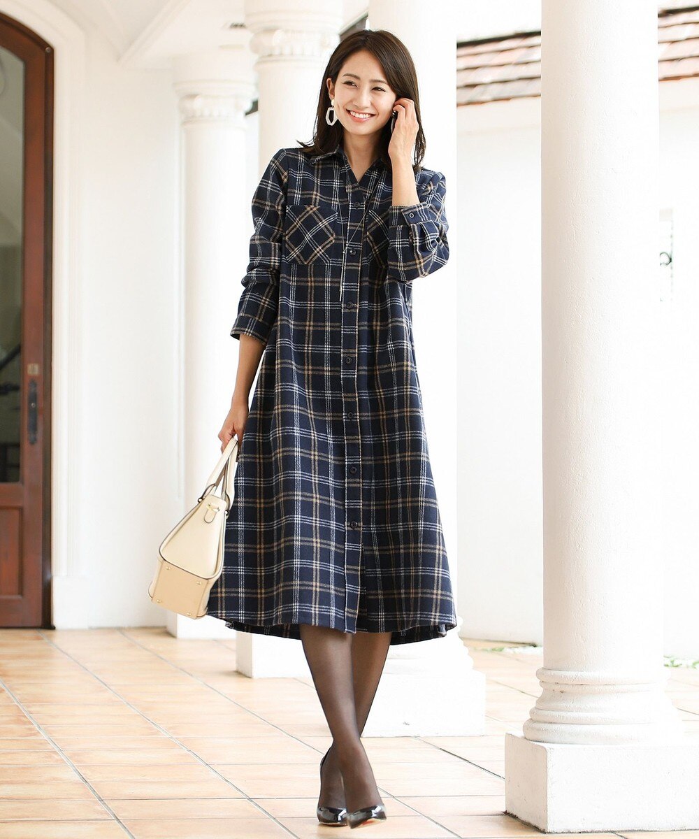小顔効果も期待できるチェックシャツワンピース