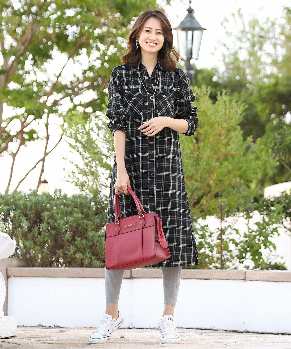 小顔効果も期待できるチェックシャツワンピース