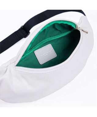 tsumori chisato CARRY ライトラム ボディバッグ　軽くてシンプル　しっとりとした手触りの羊革　サコッシュ　ウエストポーチ ブラック