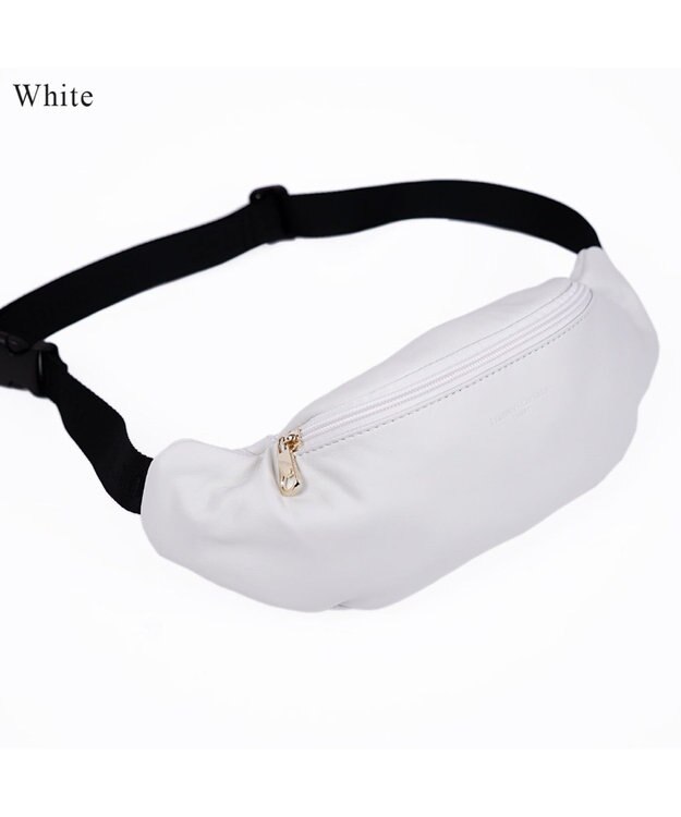 tsumori chisato CARRY ライトラム ボディバッグ　軽くてシンプル　しっとりとした手触りの羊革　サコッシュ　ウエストポーチ ホワイト