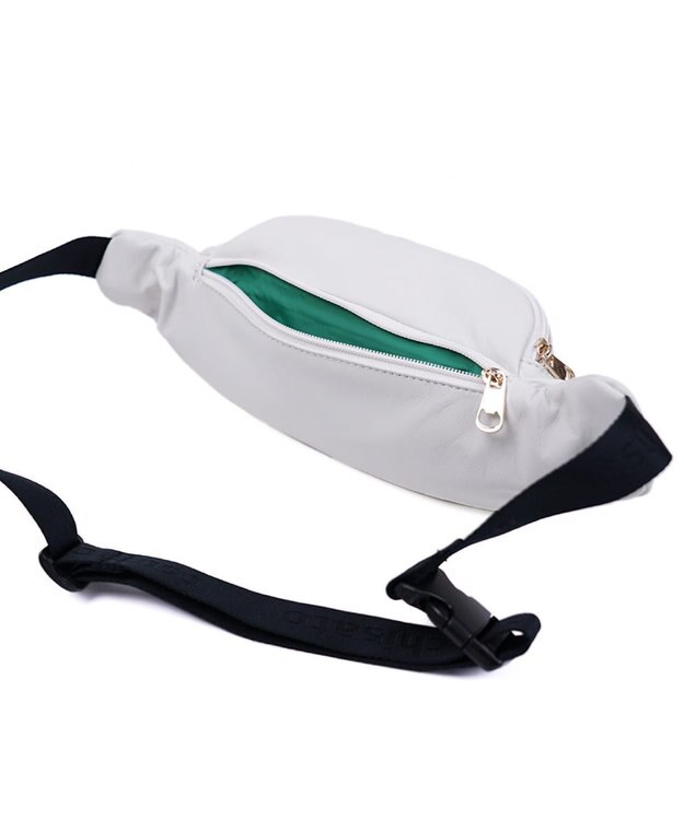 tsumori chisato CARRY ライトラム ボディバッグ　軽くてシンプル　しっとりとした手触りの羊革　サコッシュ　ウエストポーチ ブラック