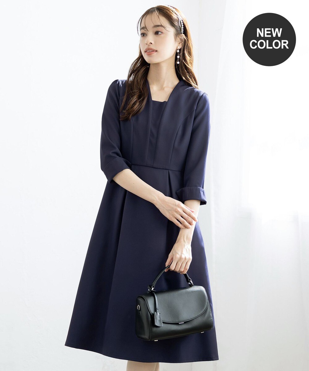 【洗える】裾に向かってエレガントに広がる美光沢フレアワンピース