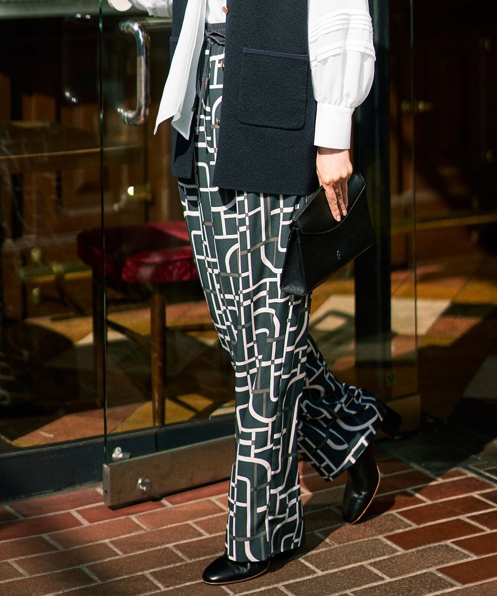 【オンワード】 自由区>パンツ 【カタログ掲載・洗える】ジオメトリックレトロプリント パンツ グレーベース 38 レディース 【オンワード】 自由区>パンツ 【カタログ掲載・洗える】ジオメトリックレトロプリント パンツ グレーベース 38 レディース