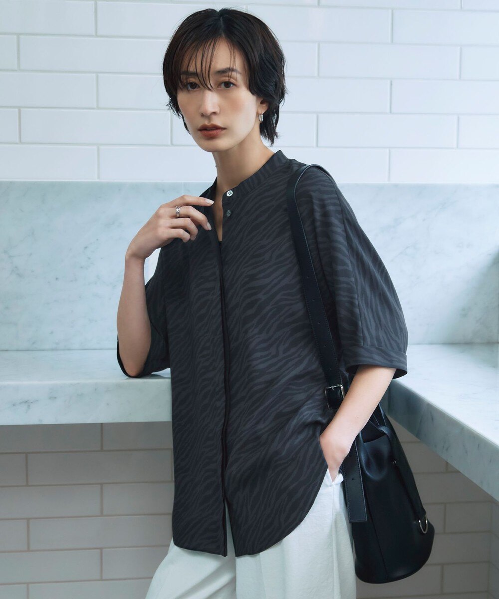 【オンワード】 ICB L（大きいサイズ）>トップス 【人気のため新色追加・接触冷感・UVケア・速乾・洗える】BackSatinAmunzen 5分袖バンドカラーブラウス ゼブラ［チャコール］ XL レディース