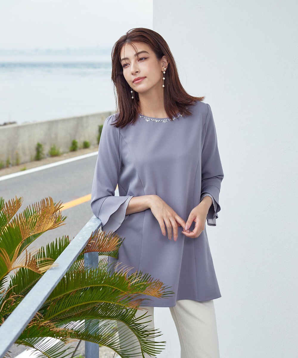 【洗える】ビジュー付きフレア袖チュニックブラウス