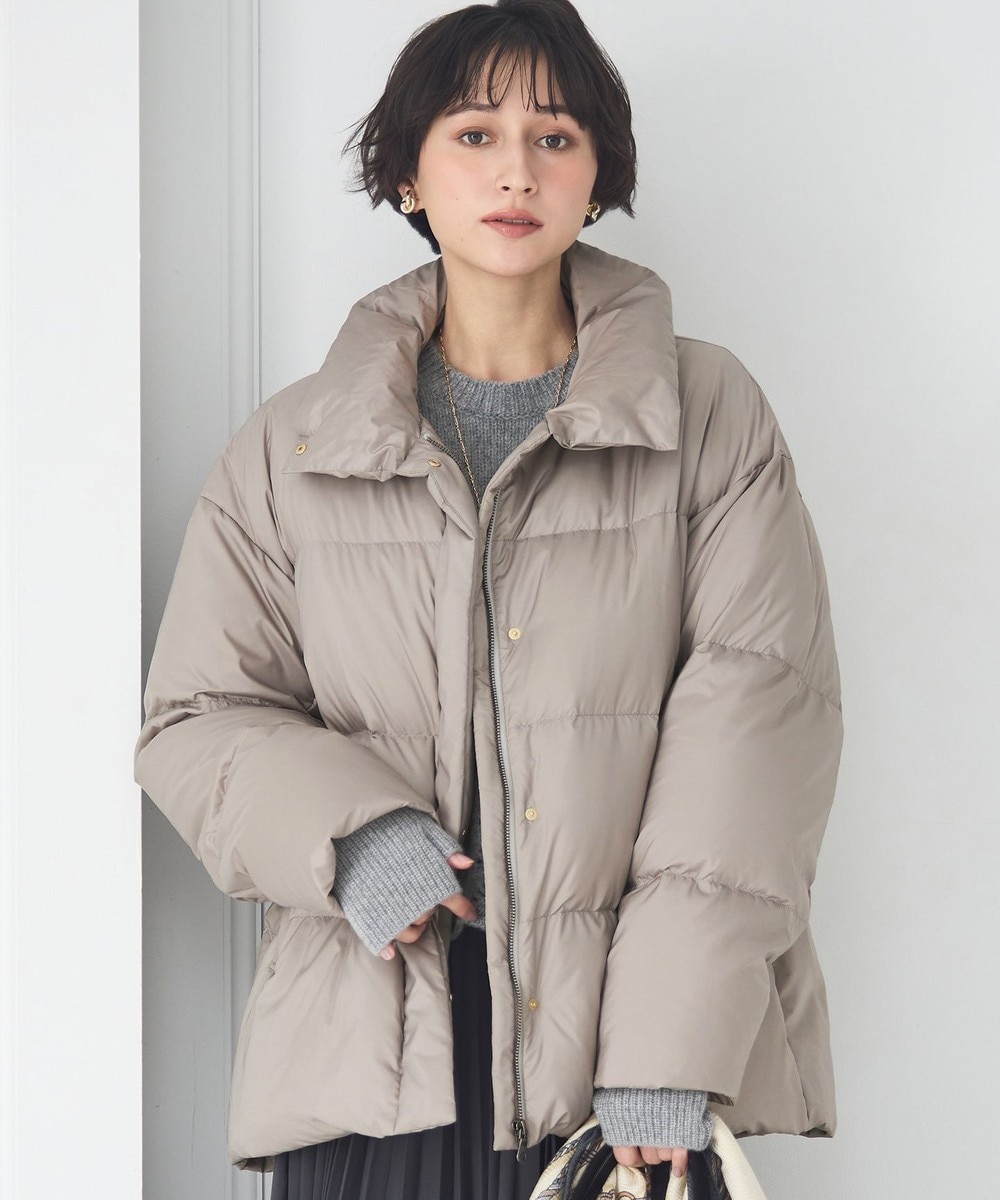 【オンワード】 23区 S(小さいサイズ)>ジャケット/アウター 【先行予約/VERY12月号掲載】シレータフタ ハイネック ショート ダウンコート グレージュ 30 レディース 【オンワード】 23区 S(小さいサイズ)>ジャケット/アウター 【先行予約/VERY12月号掲載】シレータフタ ハイネック ショート ダウンコート グレージュ 30 レディース