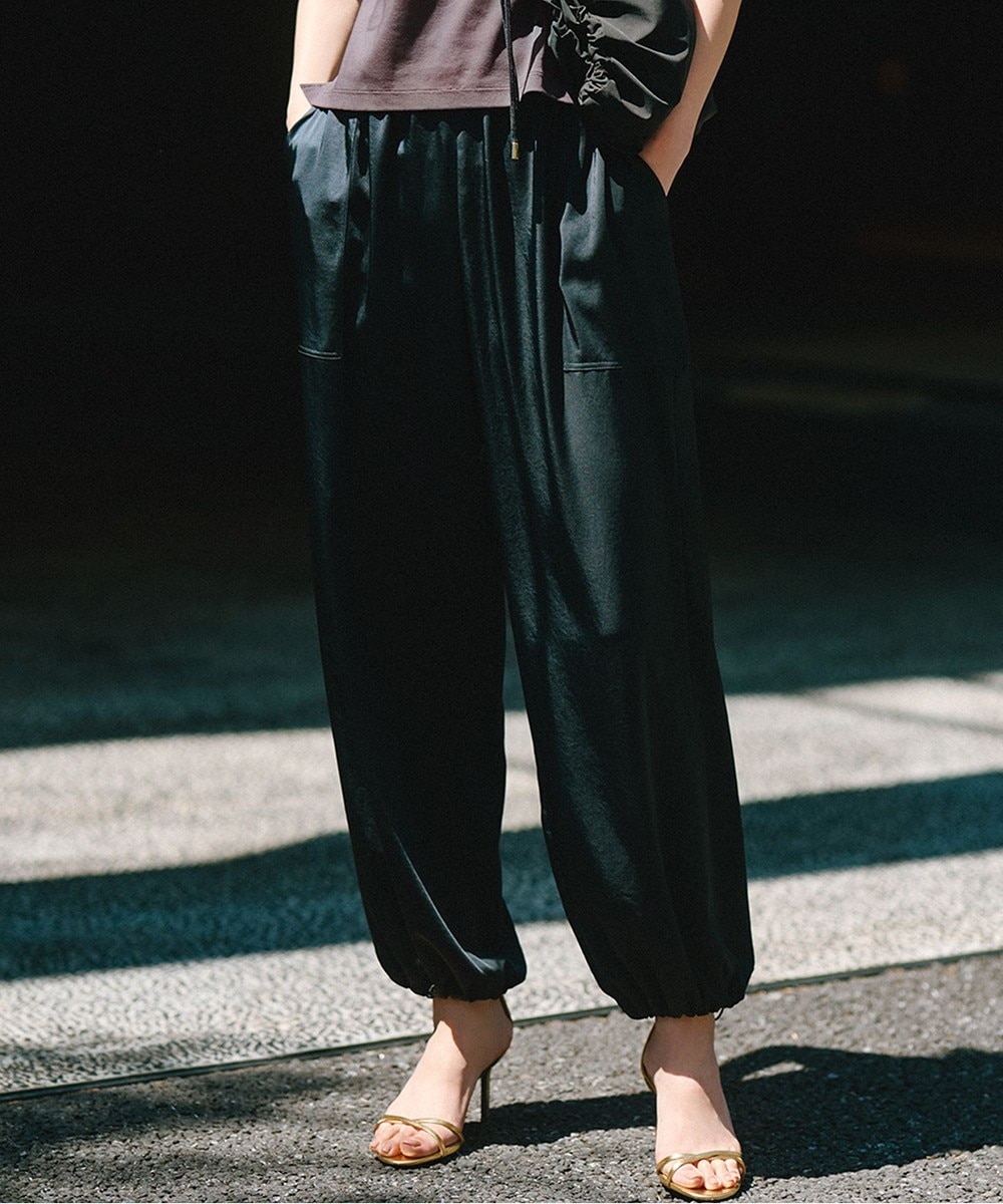 【オンワード】 23区>パンツ 【GLOW8月号掲載/洗える】スムースサテン パラシュートパンツ ブラック 38 レディース 【オンワード】 23区>パンツ 【GLOW8月号掲載/洗える】スムースサテン パラシュートパンツ ブラック 38 レディース