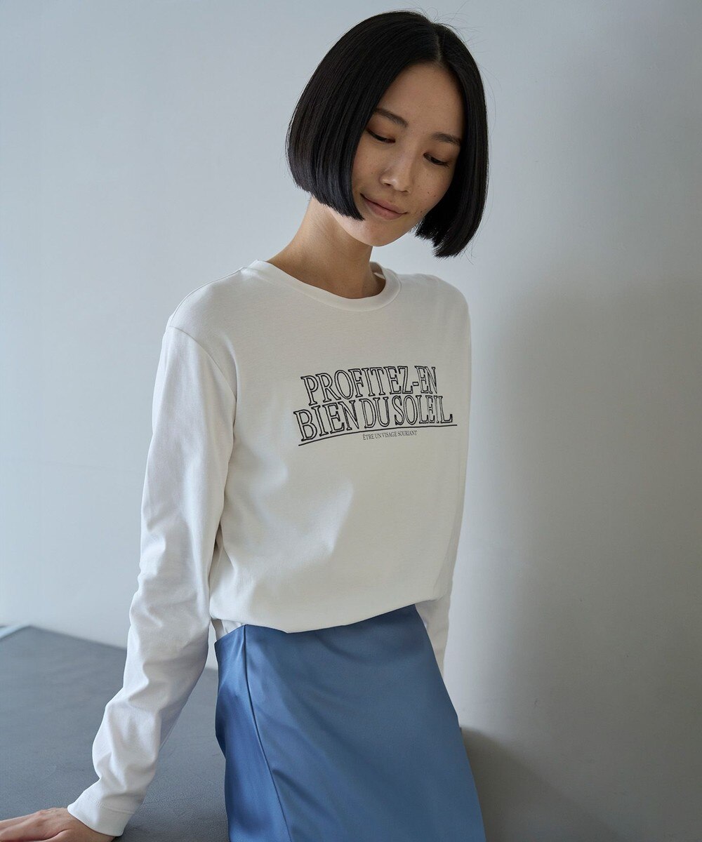 20%OFF 1枚でもレイヤードでも活躍！着回し力抜群のロゴ刺繍Tシャツ■デザインシンプルながらボディラインを拾わない程よいサイズ感にこだわり、一枚でもこなれた印象に。深めのサイドスリットが効いたシャ