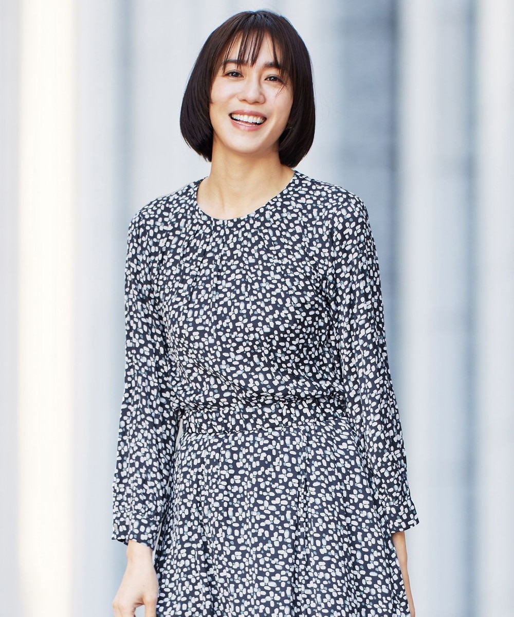 【オンワード】 自由区>トップス 【カタログ掲載・セットアップ対応・洗える】ジオメトリックフラワードットプリント ブラウス ネイビー 40 レディース 【オンワード】 自由区>トップス 【カタログ掲載・セットアップ対応・洗える】ジオメトリックフラワードットプリント ブラウス ネイビー 40 レディース