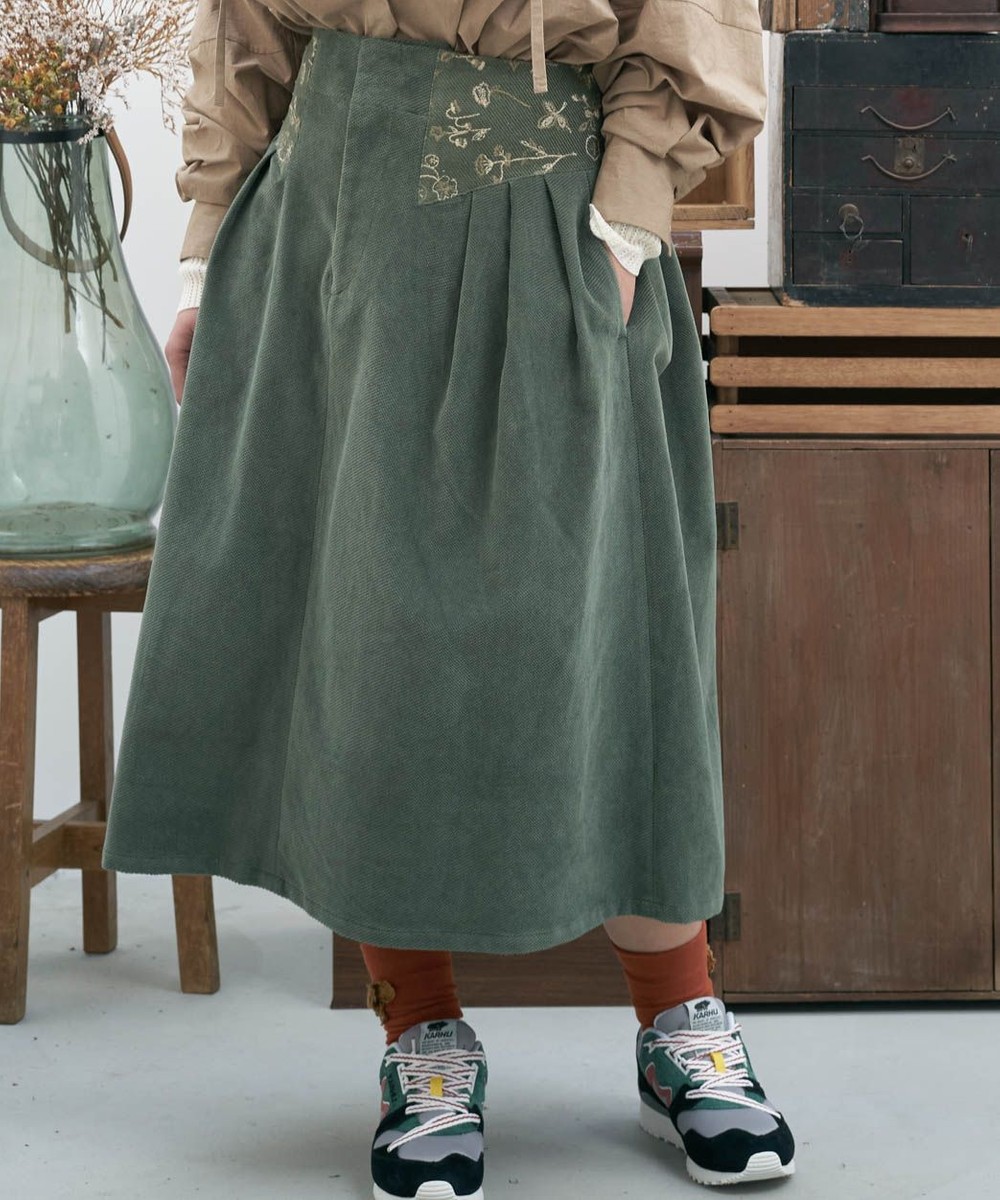 ＜オンワード＞muuc>ジャケット/アウター 〈遠州織物の工場で織られた上質なコットンコーデュロイ生地〉花刺繍スカート（セットアップ可能） グリーン 02 レディース 【送料無料】