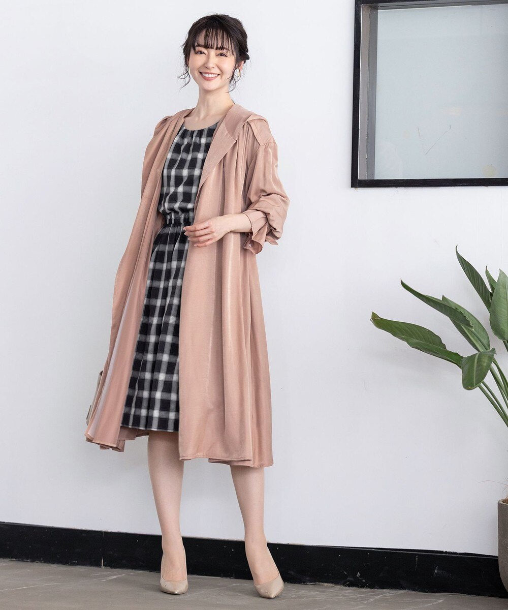 上品な微光沢が特徴のサテンドレープコート