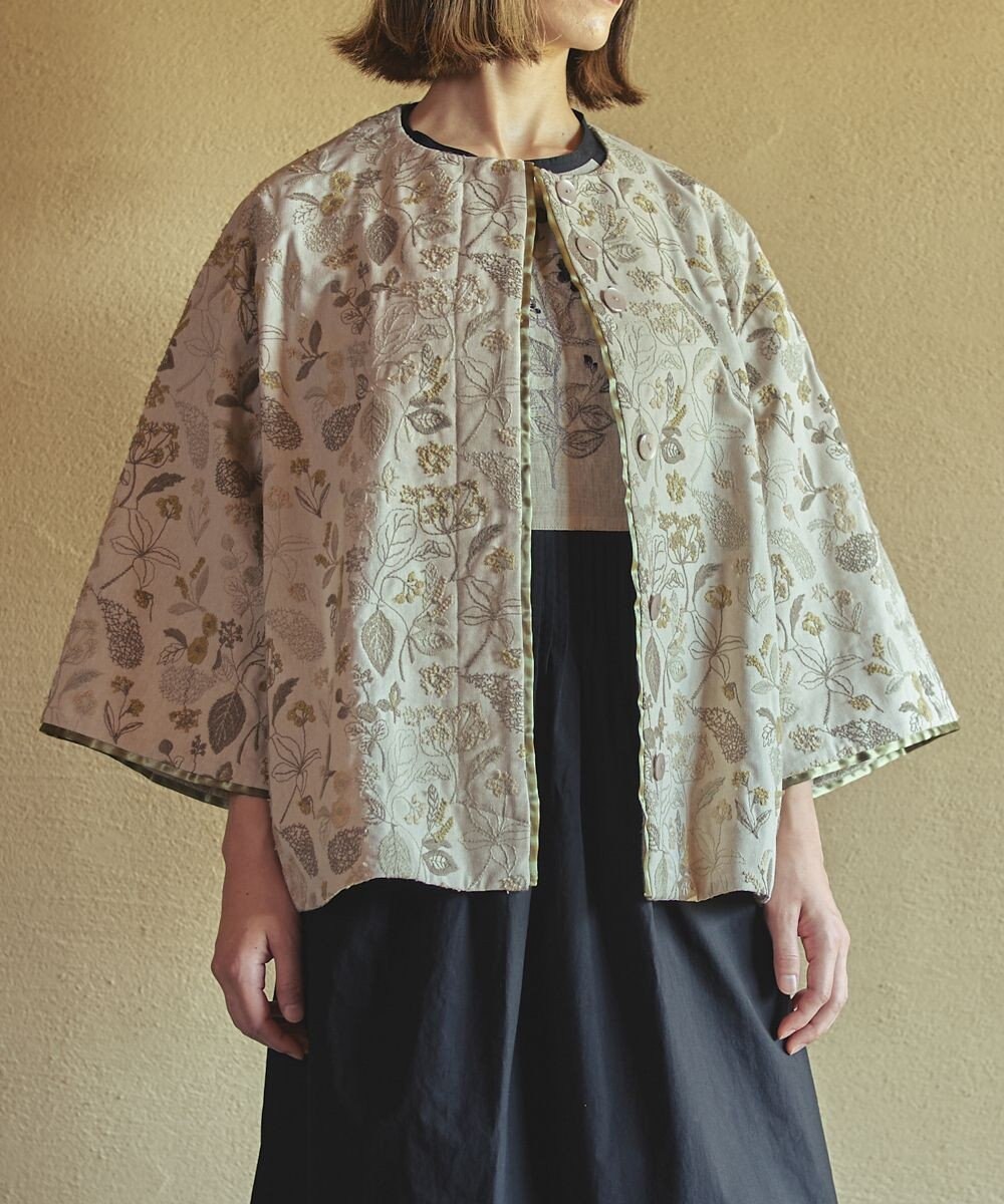 muuc 筆記帳刺繍ショートコート〈国産・muucオリジナル総柄刺繍〉〈上質な綿混ダンガリー〉〈中に着込めるゆとり袖・Aライン〉〈3シーズン春秋冬〉 