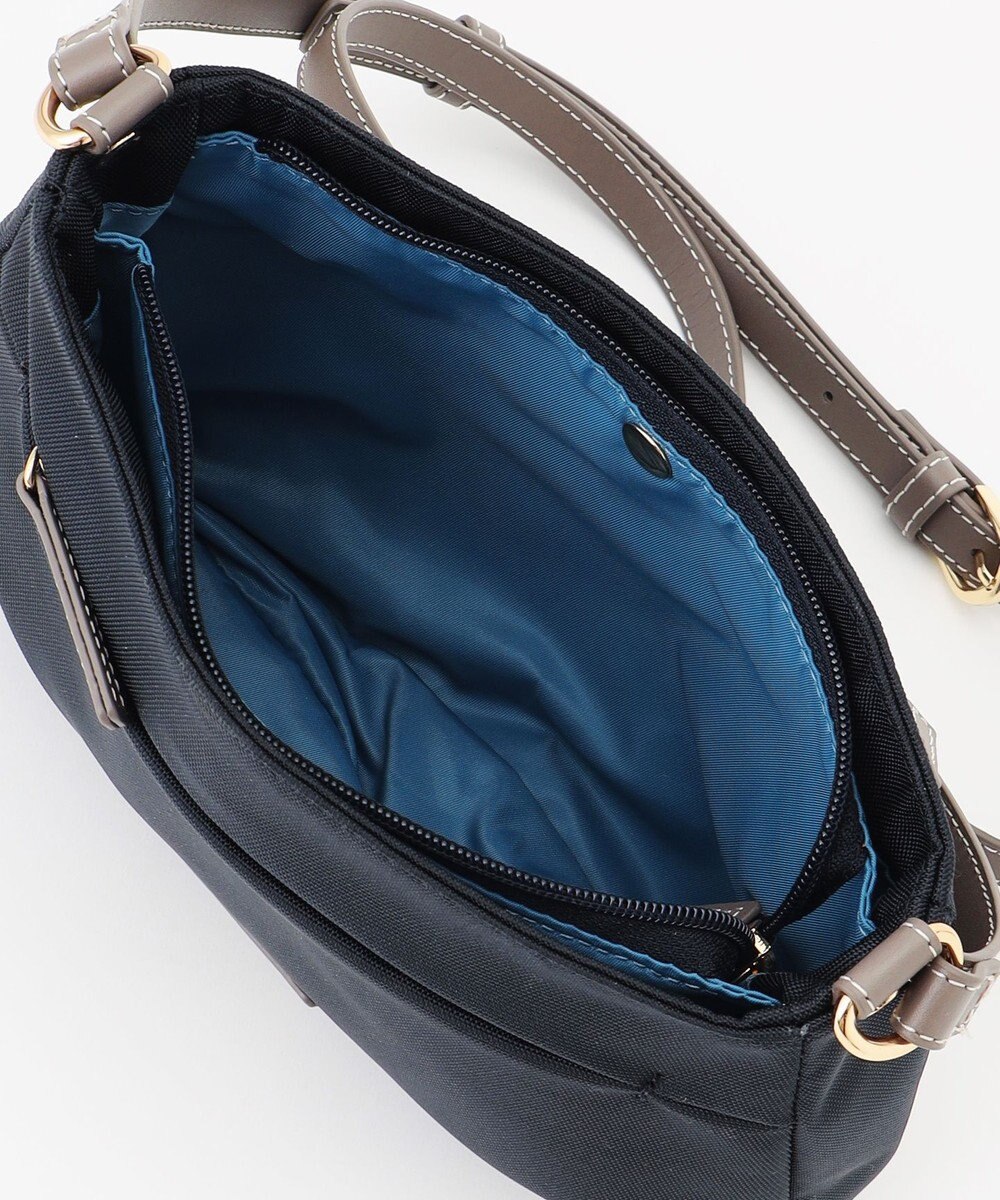 LA BAGAGERIE ポリエステルキャンバス　タックポシェット 