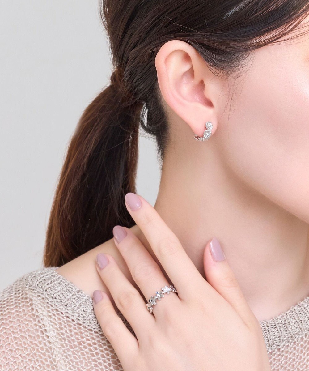 Phoebe 【痛くないシリーズ/金属アレルギー対応】マーガレットフラワーフープライトフィットイヤリング　シルバー 