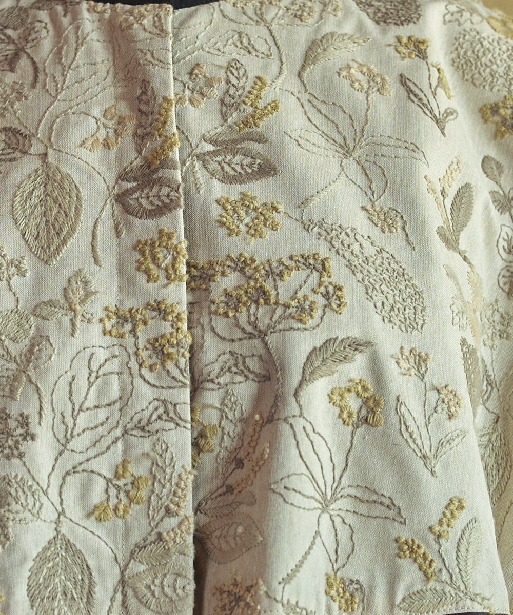 muuc 筆記帳刺繍ヨーク切り替えブラウス〈国産・muucオリジナル総柄刺繍〉〈オーガニック綿〉〈贅沢な刺繍とタック使い〉〈ゆったりリラックス〉〈3シーズン春秋冬〉 