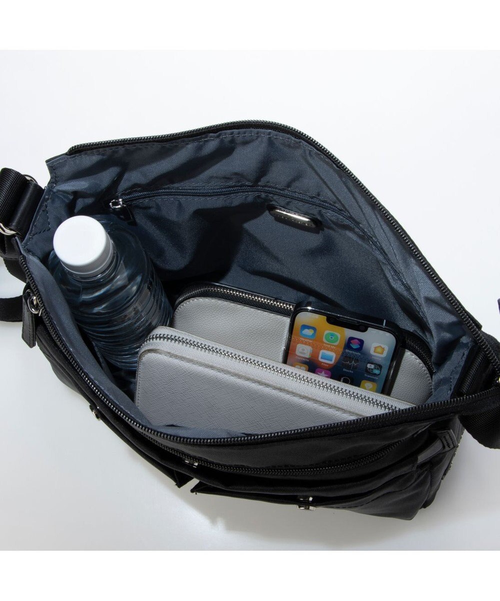 LA BAGAGERIE フロントポケット　スクエアナイロンショルダー　Mサイズ 