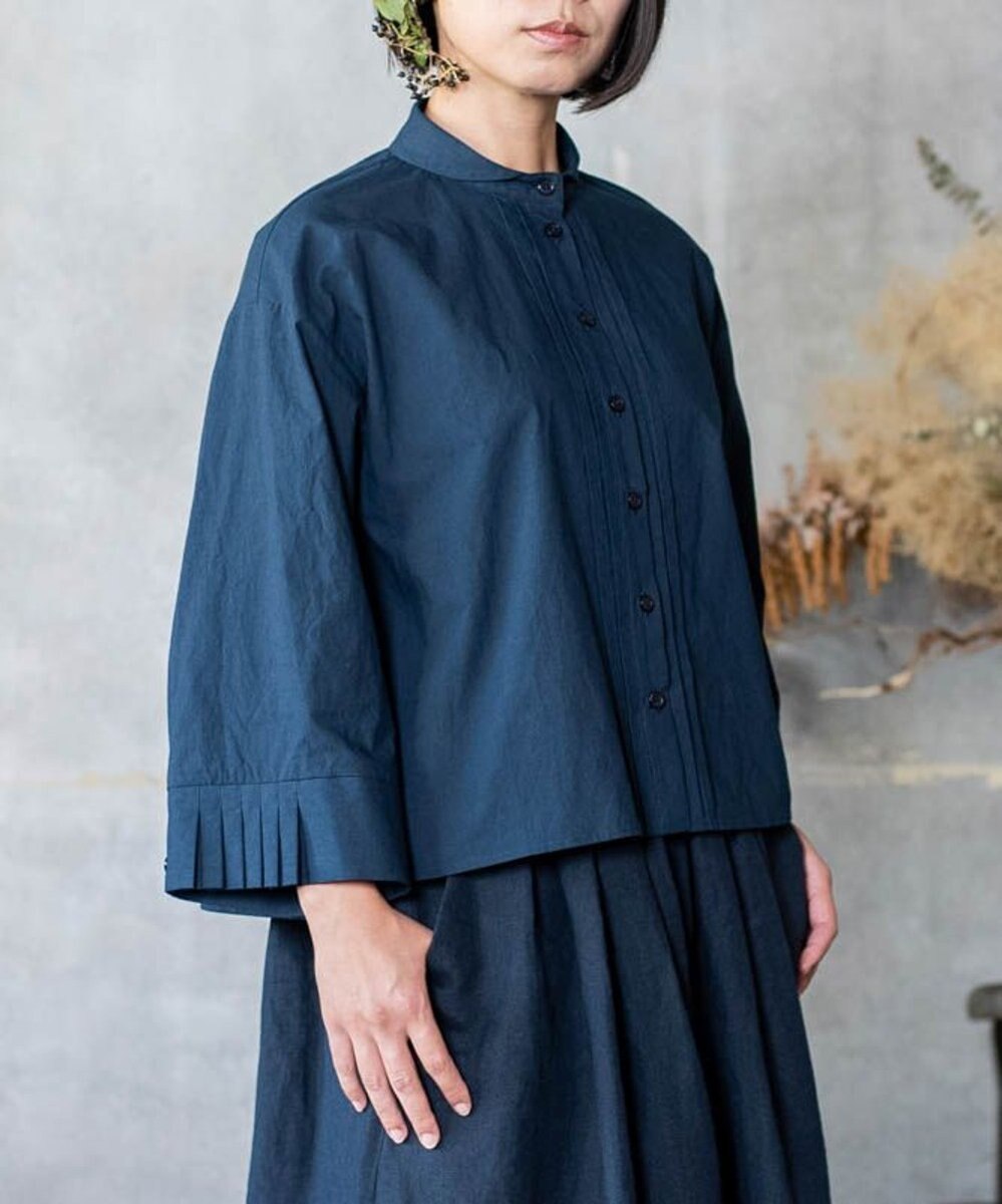 muuc 〈遠州織物の工場で織られた上質な涼しいコットン100%生地〉プリーツ八分袖のタックデザインブラウス ネイビー