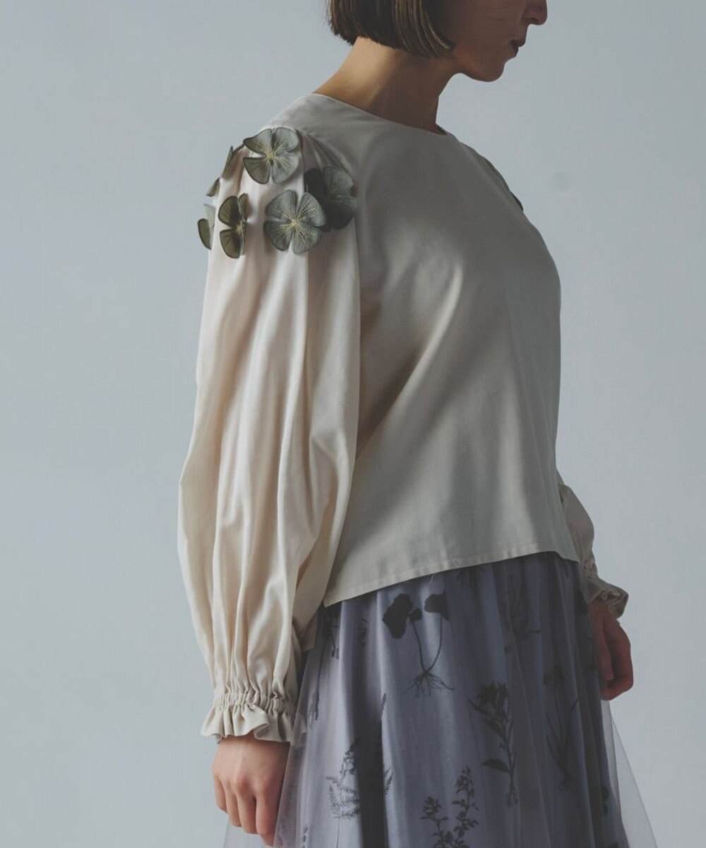 muuc 〈コットン100%強撚糸〉〈遠州織物の工場で織られた上質な生地〉〈清涼感とシアー感〉コットンシフォンドビー 花モチーフ付きブラウス 
