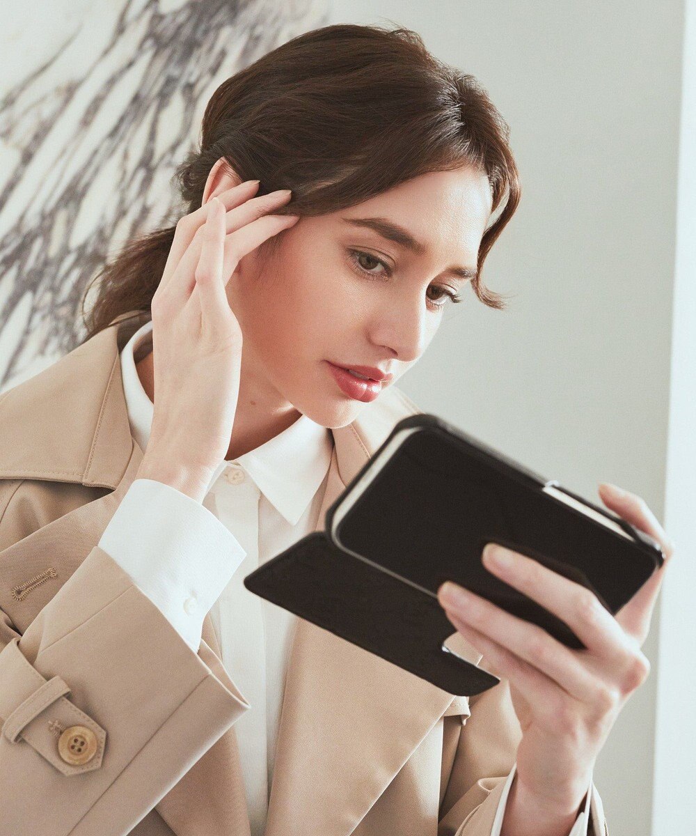 Maison de FLEUR カードポケットミラー付きアイフォン16ケース 