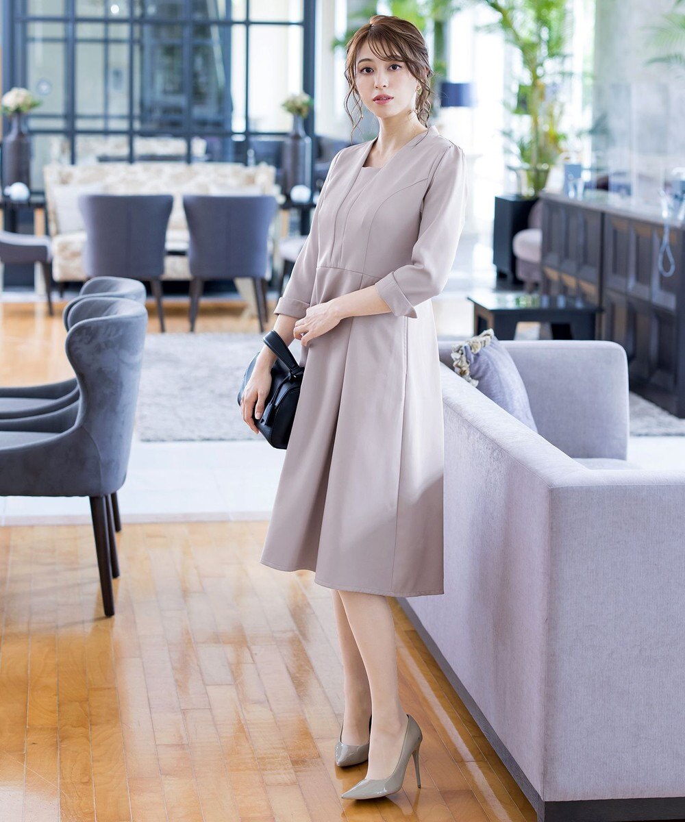 Tiaclasse 【洗える】裾に向かってエレガントに広がる美光沢フレアワンピース 