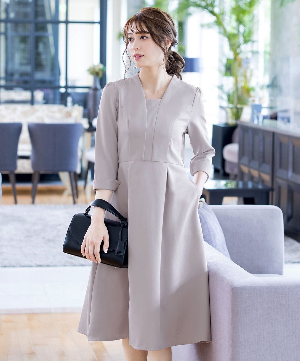 Tiaclasse 【洗える】裾に向かってエレガントに広がる美光沢フレアワンピース 