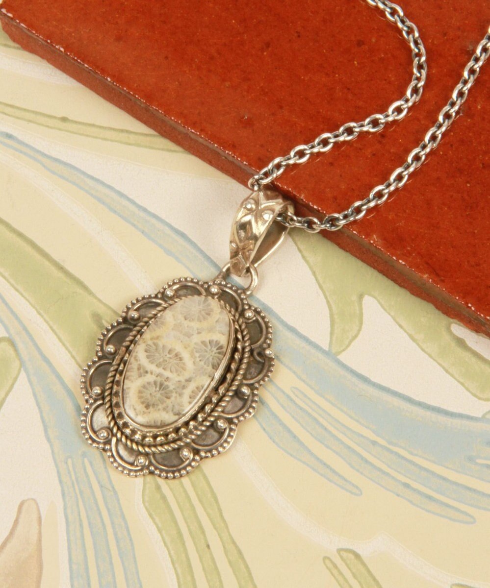 フランス一点もの フォッシルコーラル装飾楕円ネックレス Wythe Charm ファッション通販 公式通販 オンワード クローゼット