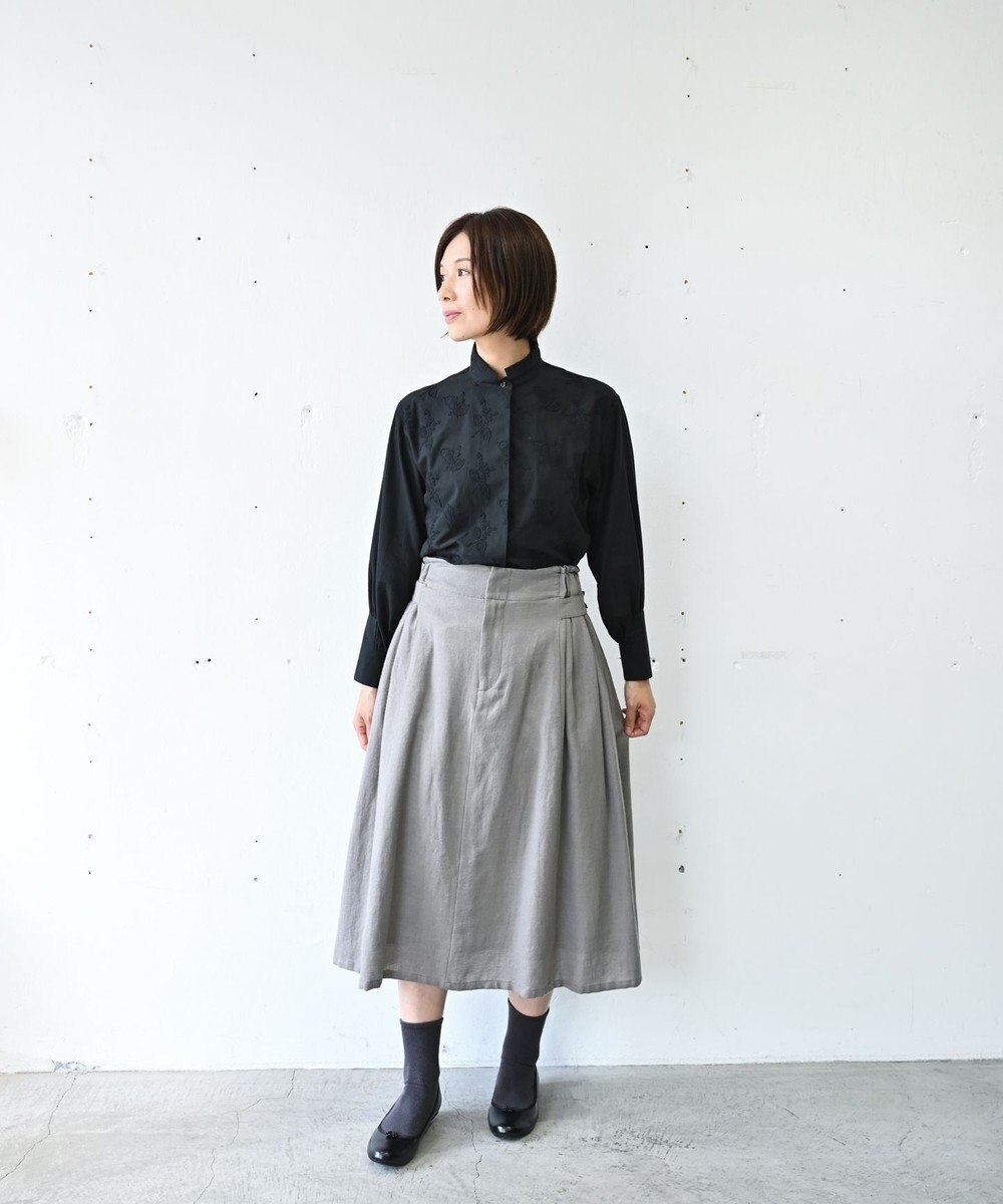 muuc 〈コットン100%〉〈綿ローン生地〉〈ふんわり柔らかな肌触り〉梅小花刺繍 スタンドカラーブラウス 