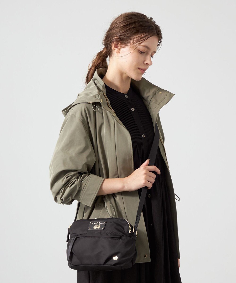 LA BAGAGERIE ウォータープルーフナイロン　スクエアショルダー 