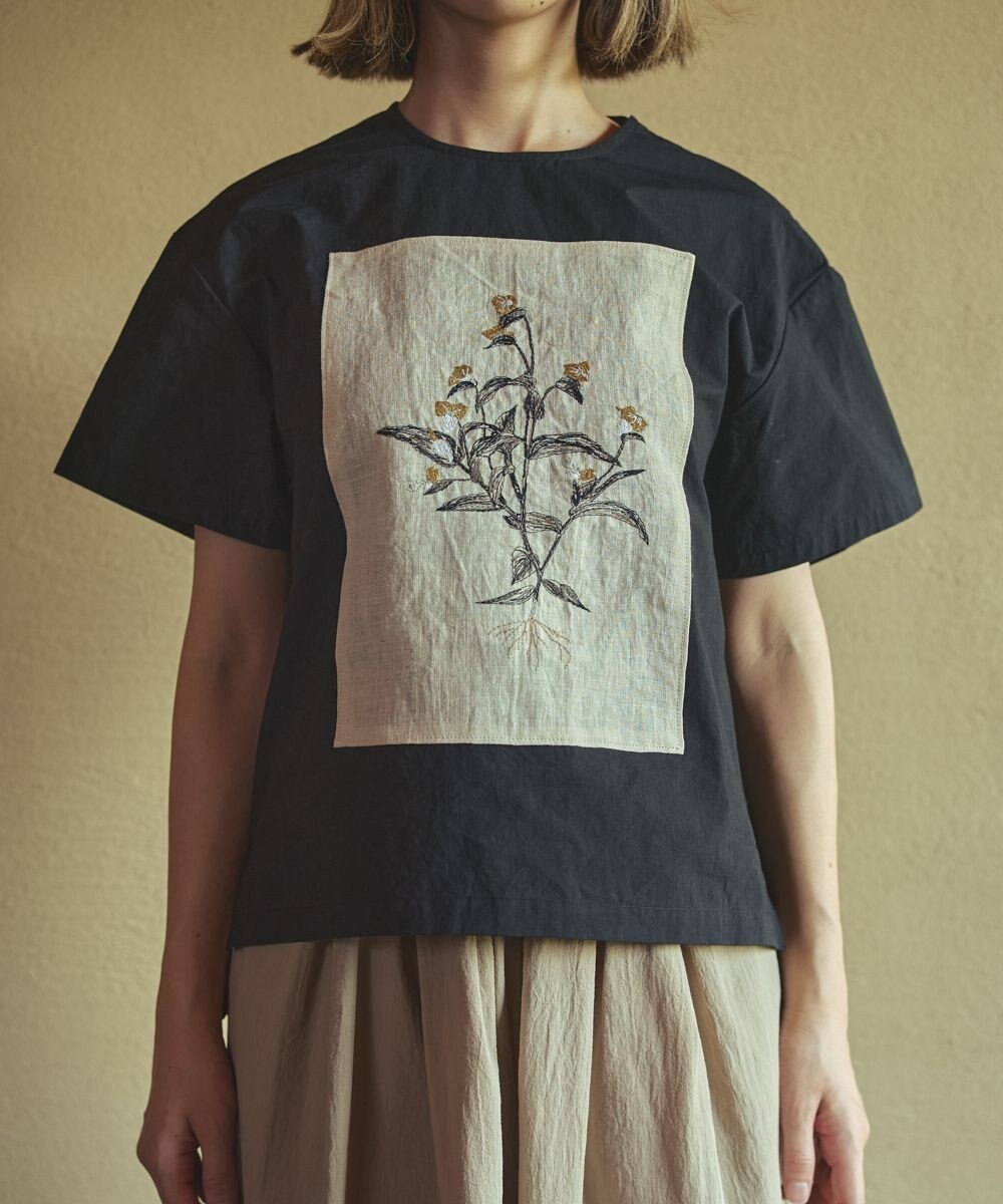 muuc つゆ草刺繍半袖プルオーバー〈日本製・上質な天然素材・遠州織物〉〈繊細なオリジナル花刺繍〉〈ゆったりフリーサイズ〉〈上品な大人の布帛Tシャツ〉 