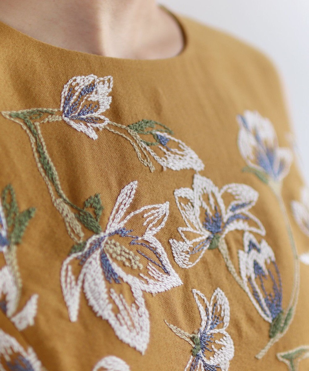 muuc 〈遠州織物の工場で織られた上質なコットン生地〉モクレン刺繍 後ろファスナー有り ノーカラー ノースリーブ ウエスト切り替えワンピース（セットアップ可能） 