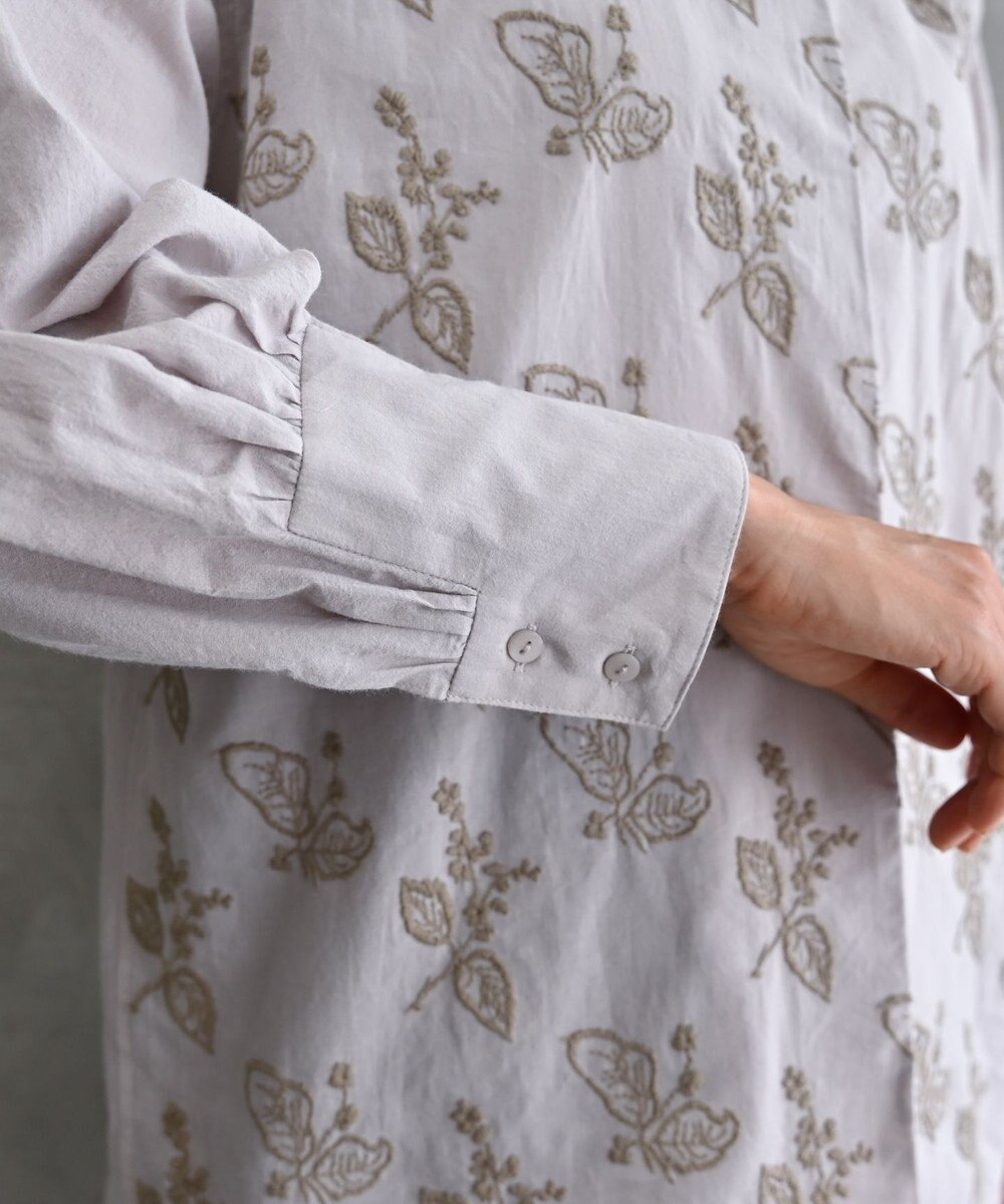 muuc 〈コットン100%〉〈綿ローン生地〉〈ふんわり柔らかな肌触り〉梅小花刺繍 スタンドカラーブラウス 