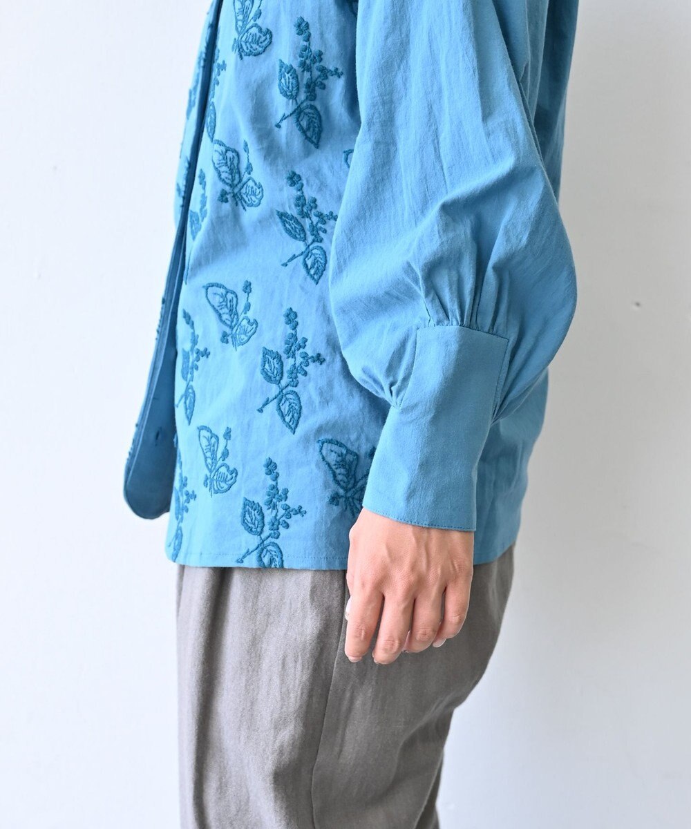 muuc 〈コットン100%〉〈綿ローン生地〉〈ふんわり柔らかな肌触り〉梅小花刺繍 スタンドカラーブラウス 