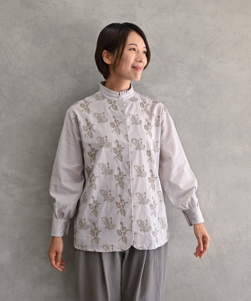 muuc 〈コットン100%〉〈綿ローン生地〉〈ふんわり柔らかな肌触り〉梅小花刺繍 スタンドカラーブラウス 