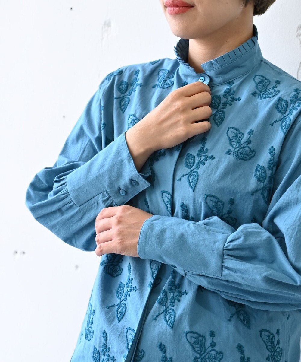 muuc 〈コットン100%〉〈綿ローン生地〉〈ふんわり柔らかな肌触り〉梅小花刺繍 スタンドカラーブラウス 