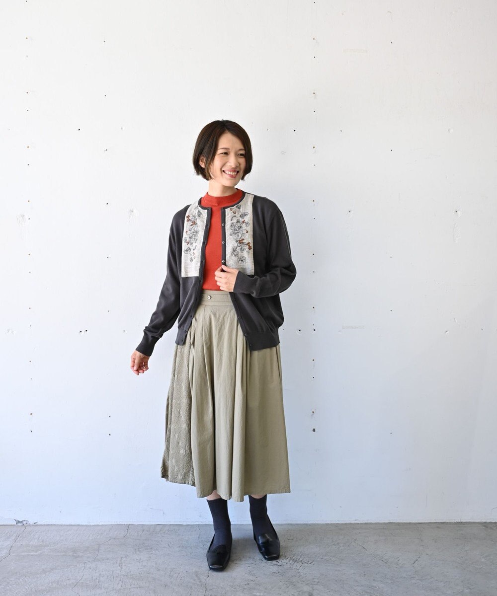 muuc 〈細番手の高級綿糸コットンコーマ糸〉〈洗練された繊維だけを残した滑らかな肌触り〉スミレ押し花刺繍のカーディガン 