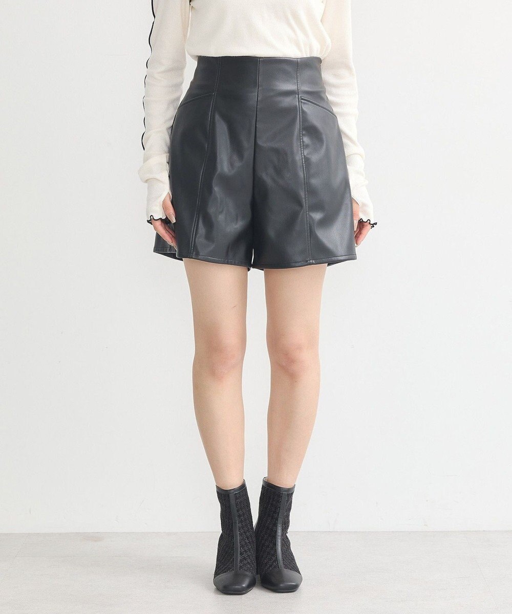 earth music&ecology シンセティックレザーショートパンツ 