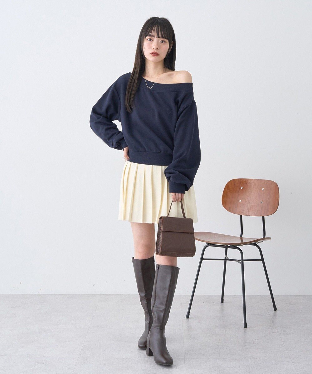 earth music&ecology ショート丈ワンポイント刺繍オフショルスウェット 