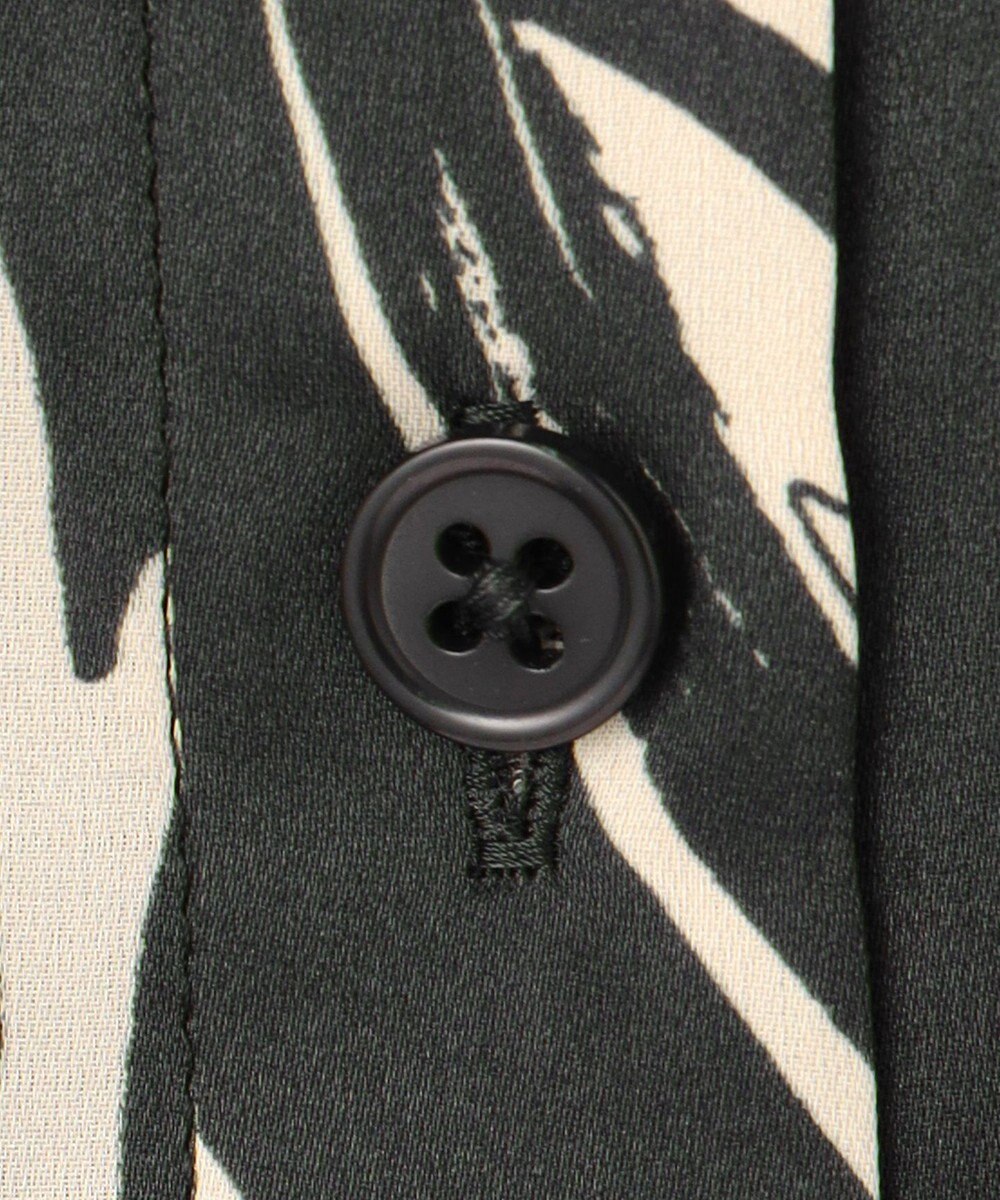 自由区 【カタログ掲載・洗える】モノトーンフラワープリント ブラウス 