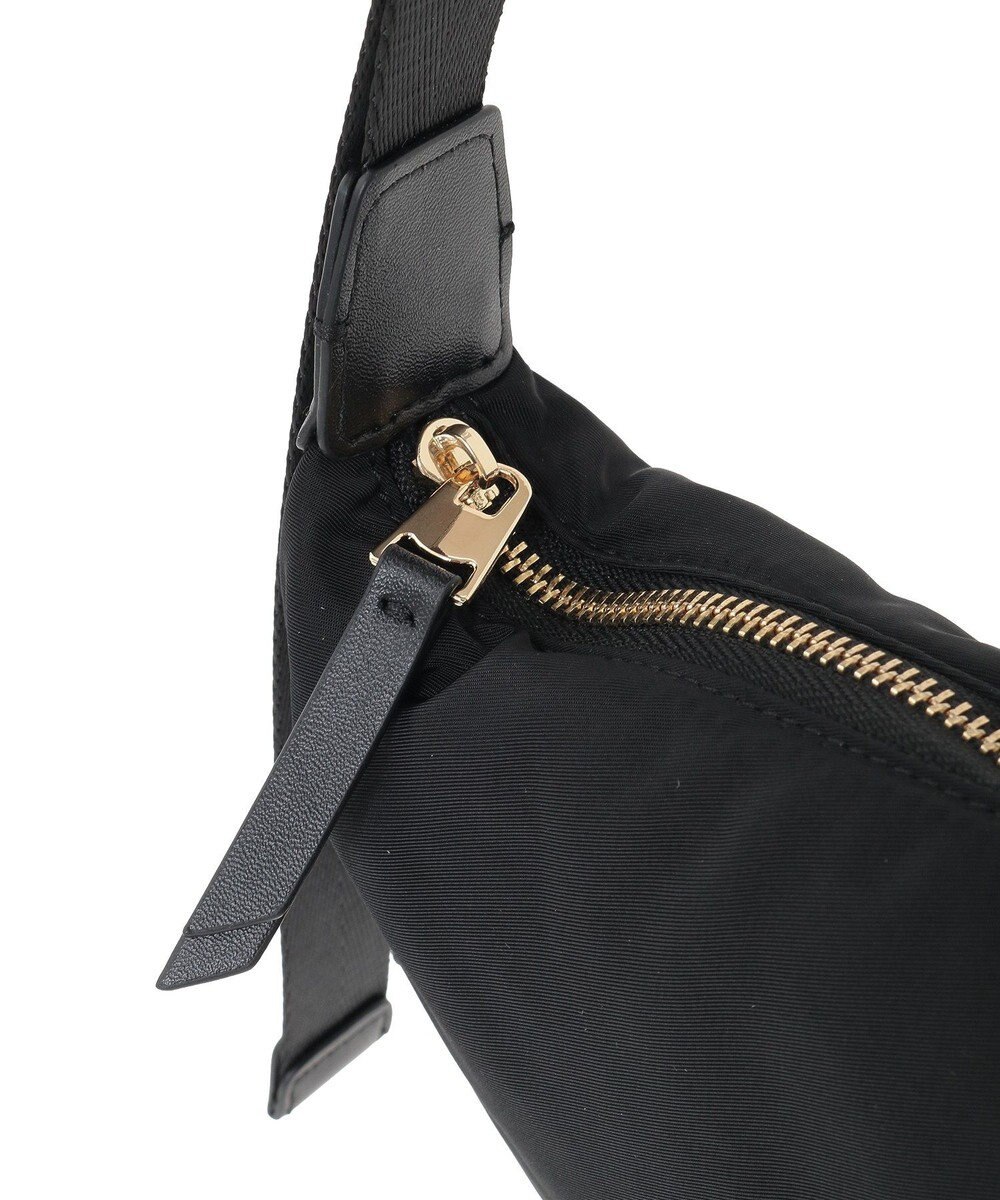 YECCA VECCA story.ハーフムーンクロスボディ 