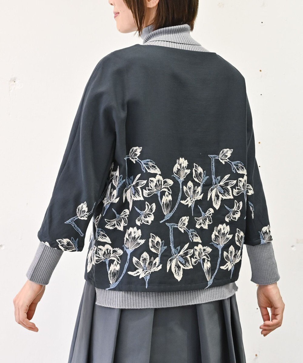 muuc 〈遠州織物の工場で織られた上質なコットン生地〉モクレン刺繍 ノーカラー プルオーバー（セットアップ可能） 