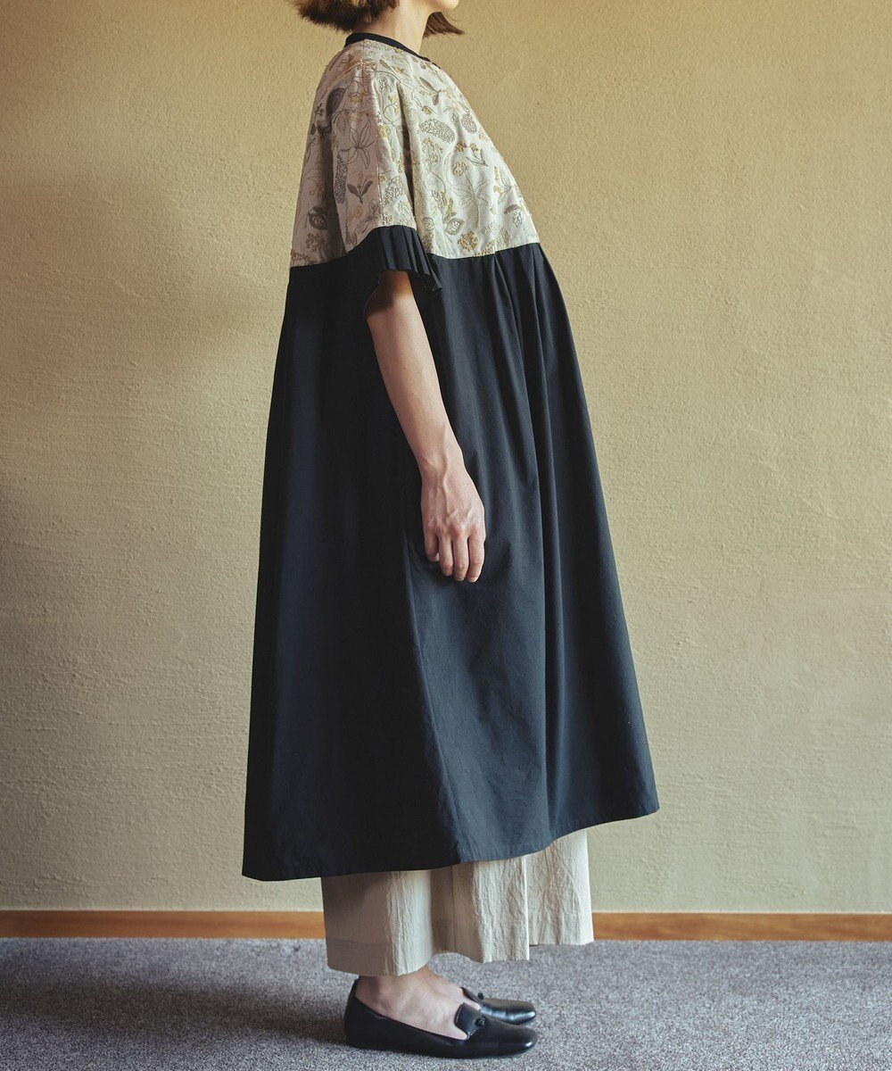 muuc 筆記帳刺繍ヨーク切り替えワンピース〈国産・muucオリジナル総柄刺繍〉〈オーガニック綿〉〈前開き・羽織にも〉〈3シーズン春夏秋〉 