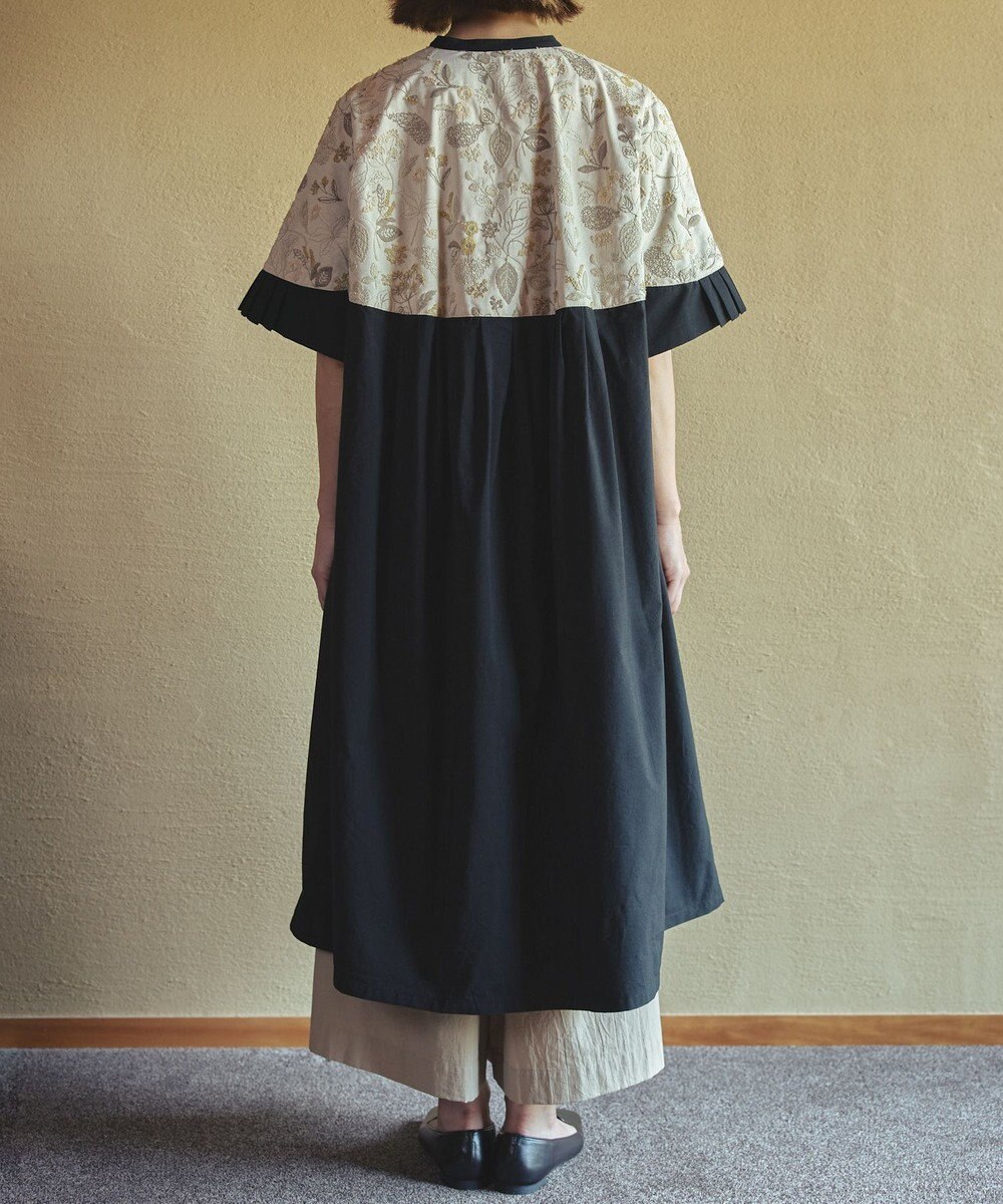 muuc 筆記帳刺繍ヨーク切り替えワンピース〈国産・muucオリジナル総柄刺繍〉〈オーガニック綿〉〈前開き・羽織にも〉〈3シーズン春夏秋〉 