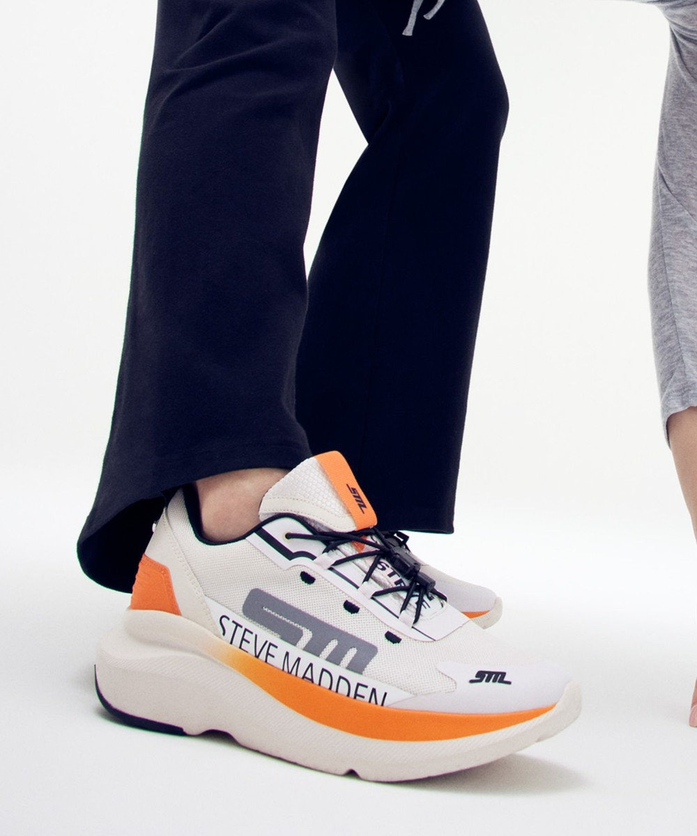 STEVE MADDEN ELEVATE 2 厚底ランニングスニーカー 