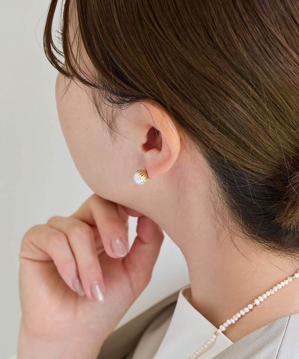 Phoebe トゥウィンクルフレームパールピアス　ゴールド/一粒 