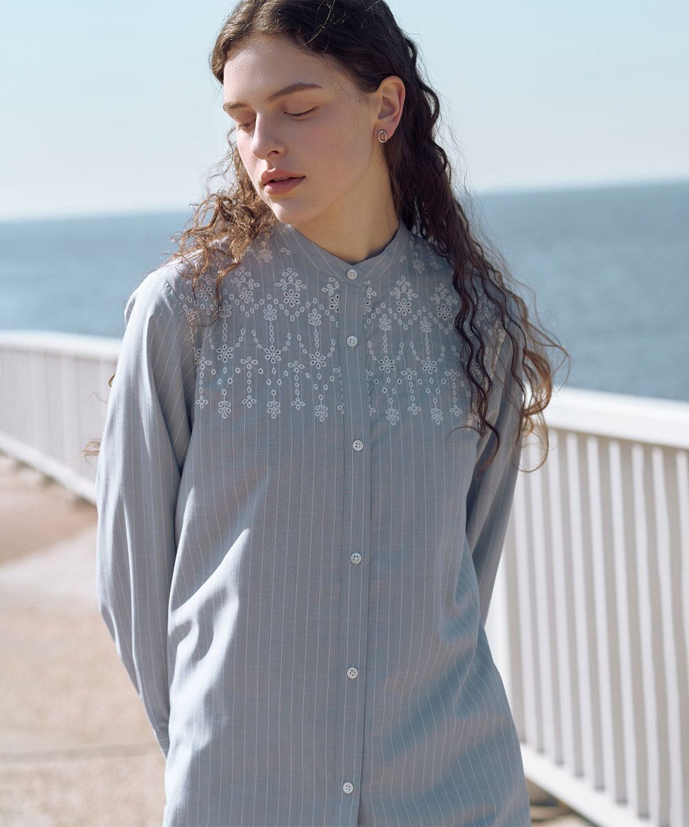 J.PRESS LADIES 【一枚で着映え】ストライプ×エンブロイダリー バンドカラー ブラウス 