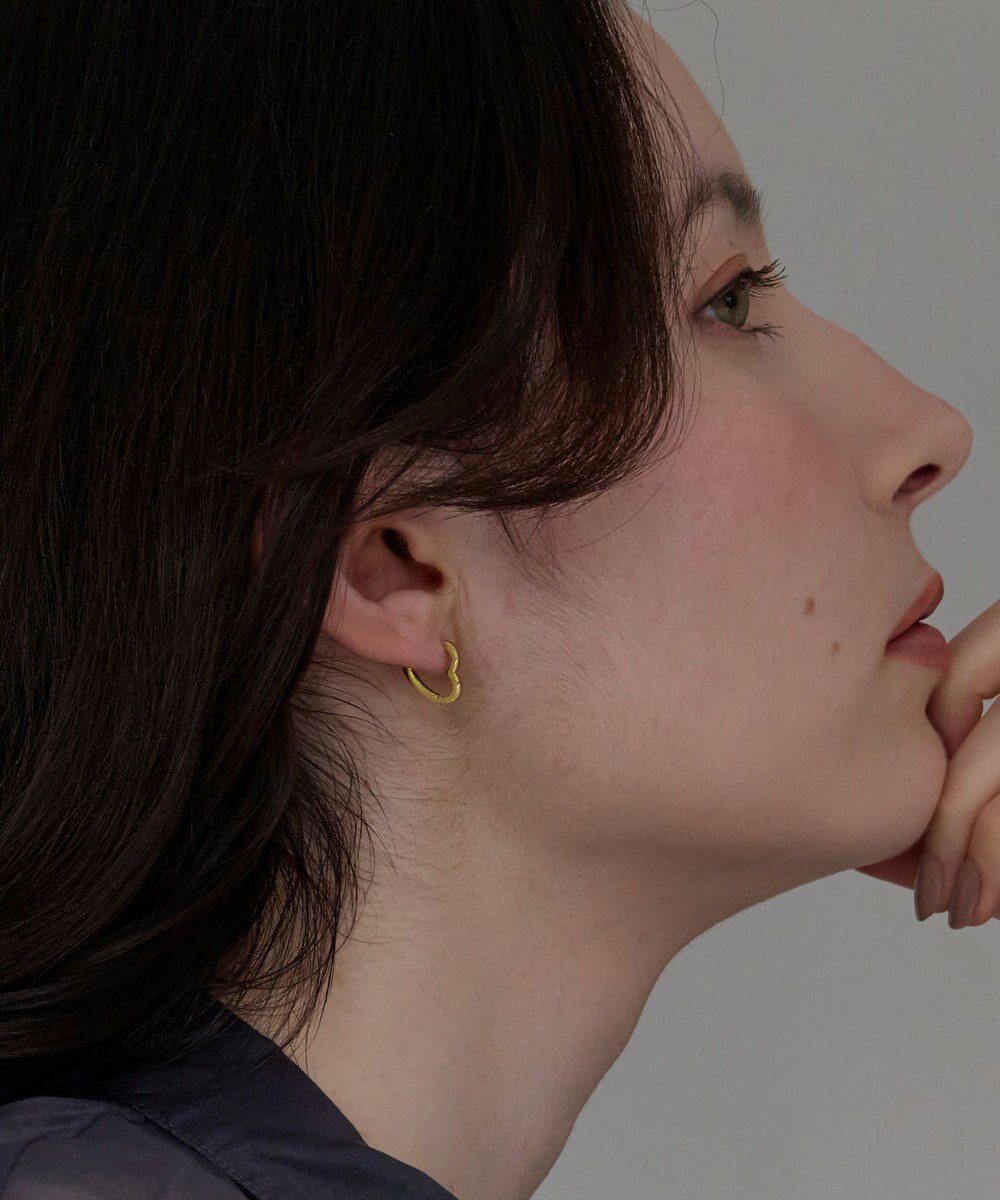 Phoebe 【金属アレルギー対応】ハートフープワンタッチピアス　ゴールド/サージカルステンレス 