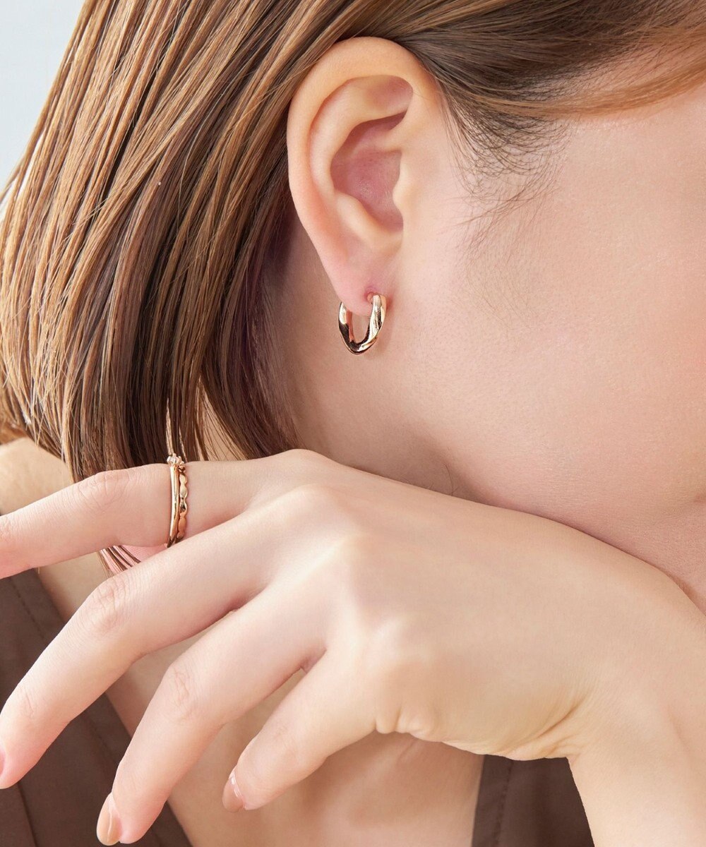 Phoebe 【金属アレルギー対応】ウェーブフープセラミックピアス　シャンパンゴールド 