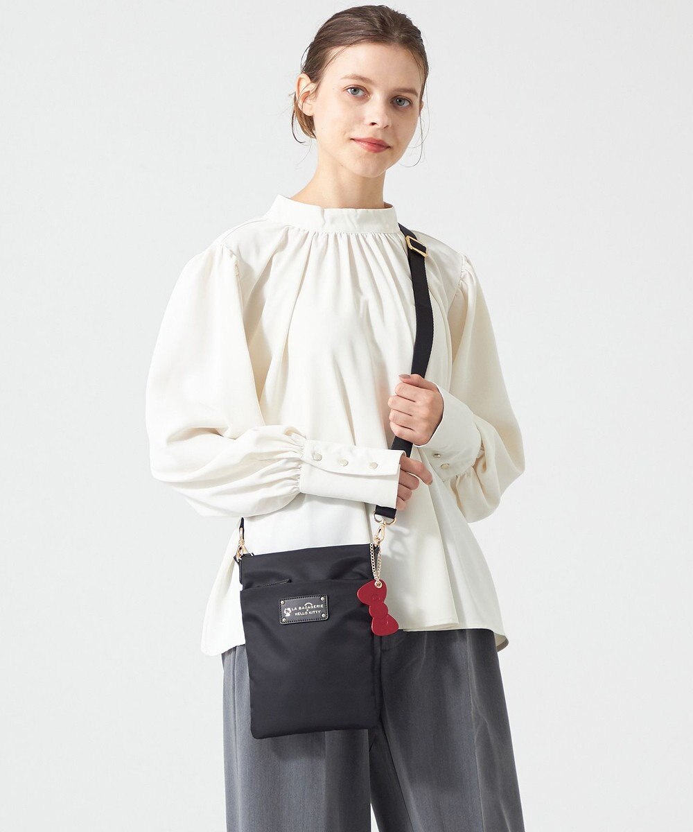 LA BAGAGERIE 【LA BAGAGERIE×HELLO KITTY】リボンチャーム付き　スクエアポシェット 