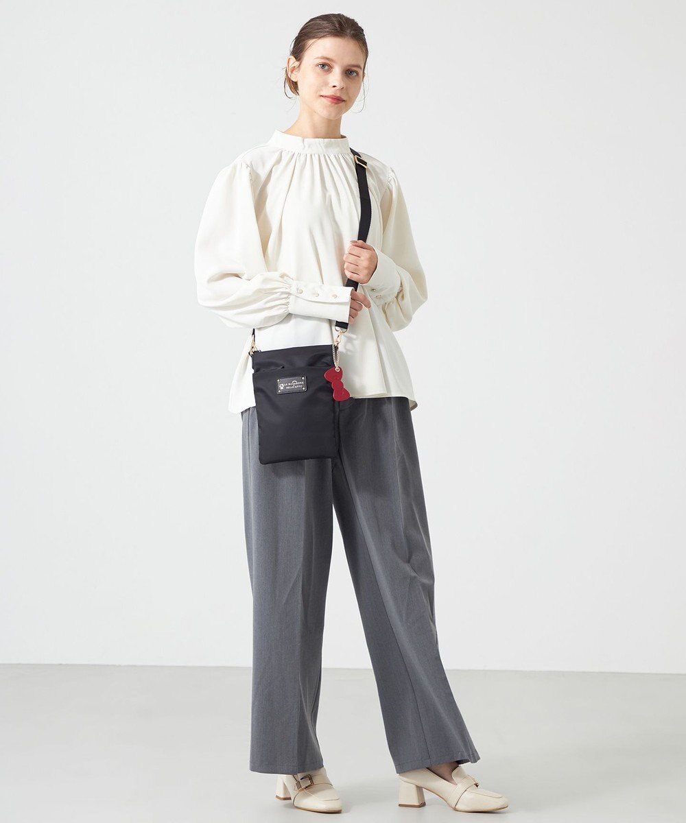 LA BAGAGERIE 【LA BAGAGERIE×HELLO KITTY】リボンチャーム付き　スクエアポシェット 